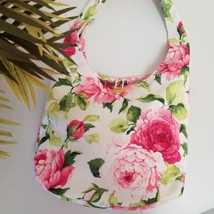 Its a beautiful large boho bag. Fits anything